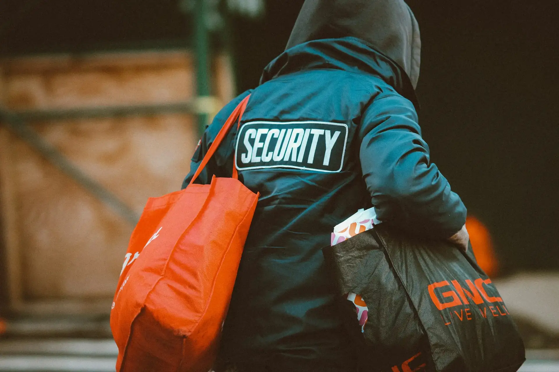 Agent de sécurité en veste noire, de dos