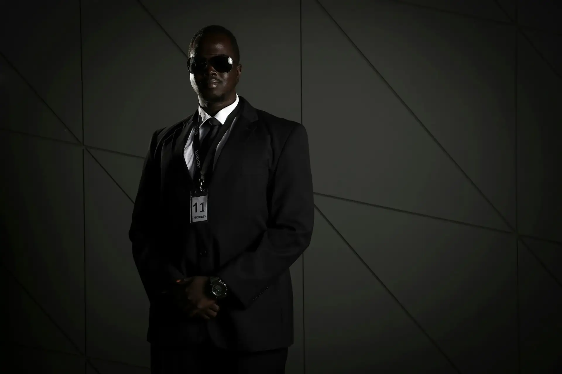 Agent de sécurité en costume noir